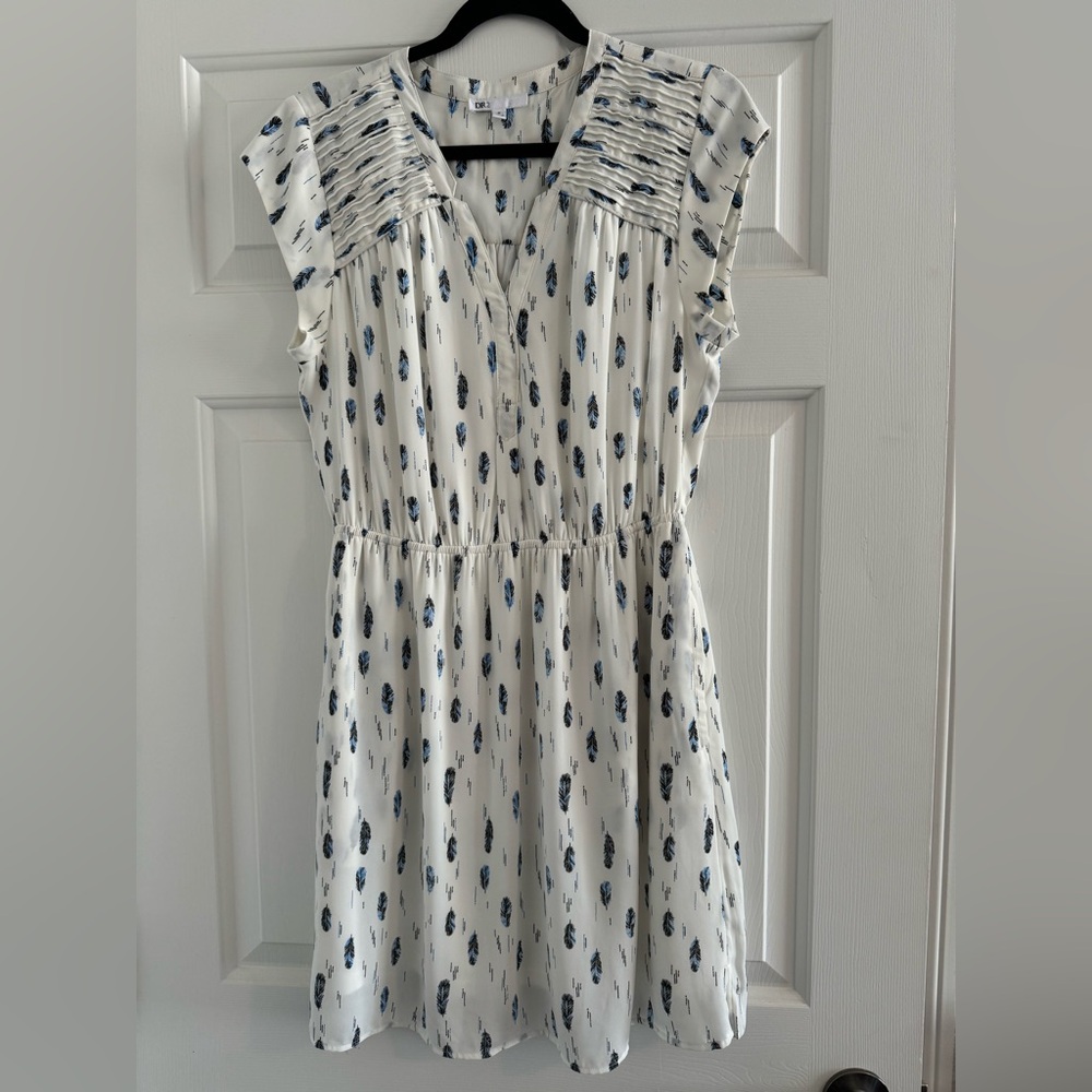 DR2 Daniel Rainn Cap Sleeve Dress. Size M. Off White w/ Black/Blue Feather Print